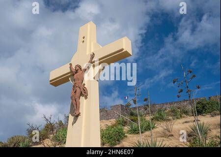 Ein Kreuz schützt den Zugang zum Fort Louis, einer ehemaligen französischen Festung, die zur Verteidigung von Marigot, der Hauptstadt des französischen Teils von Saint-Martin / Sint M, errichtet wurde Stockfoto