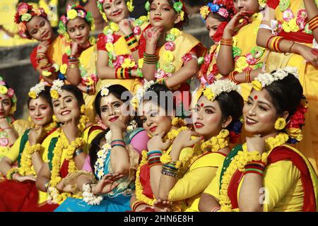 Dhaka, Bangladesch. 14th. Februar 2022. Künstler aus Bangladesch posieren für Fotos während der Feier des Pahela Falgun (Frühlingsfestes) in Dhaka, Bangladesch, am 14. Februar 2022. In Bangladesch ist Pahela Falgun mit bunten Feierlichkeiten gekennzeichnet und traditionell tragen Frauen gelbe Saris und Männer Panjabi, um diesen Tag zu feiern. Die Feier von Pahela Falgun ist als Bosonto Utsob bekannt. (Foto von Suvra Kanti das/Sipa USA) Quelle: SIPA USA/Alamy Live News Stockfoto