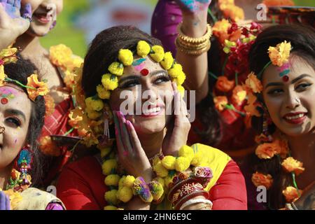 Dhaka, Bangladesch. 14th. Februar 2022. Künstler aus Bangladesch posieren für Fotos während der Feier des Pahela Falgun (Frühlingsfestes) in Dhaka, Bangladesch, am 14. Februar 2022. In Bangladesch ist Pahela Falgun mit bunten Feierlichkeiten gekennzeichnet und traditionell tragen Frauen gelbe Saris und Männer Panjabi, um diesen Tag zu feiern. Die Feier von Pahela Falgun ist als Bosonto Utsob bekannt. (Foto von Suvra Kanti das/Sipa USA) Quelle: SIPA USA/Alamy Live News Stockfoto