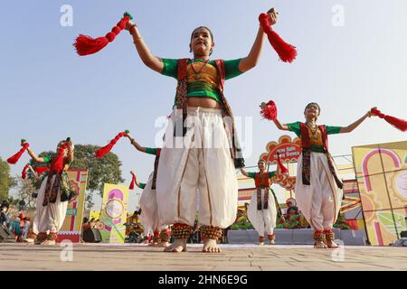 Dhaka, Bangladesch. 14th. Februar 2022. Künstler aus Bangladesch tanzen zur Feier der Pahela Falgun (erster Frühlingstag) in Dhaka, Bangladesch, 14. Februar 2022. In Bangladesch ist Pahela Falgun mit bunten Feierlichkeiten gekennzeichnet und traditionell tragen Frauen gelbe Saris und Männer Panjabi, um diesen Tag zu feiern. Die Feier von Pahela Falgun ist als Bosonto Utsob bekannt. (Foto von Suvra Kanti das/Sipa USA) Quelle: SIPA USA/Alamy Live News Stockfoto