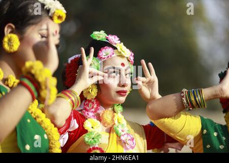 Dhaka, Bangladesch. 14th. Februar 2022. Künstler aus Bangladesch posieren für Fotos während der Feier des Pahela Falgun (Frühlingsfestes) in Dhaka, Bangladesch, am 14. Februar 2022. In Bangladesch ist Pahela Falgun mit bunten Feierlichkeiten gekennzeichnet und traditionell tragen Frauen gelbe Saris und Männer Panjabi, um diesen Tag zu feiern. Die Feier von Pahela Falgun ist als Bosonto Utsob bekannt. (Foto von Suvra Kanti das/Sipa USA) Quelle: SIPA USA/Alamy Live News Stockfoto