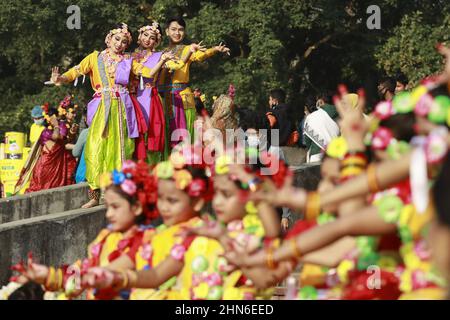 Dhaka, Bangladesch. 14th. Februar 2022. Künstler aus Bangladesch posieren für Fotos während der Feier des Pahela Falgun (Frühlingsfestes) in Dhaka, Bangladesch, am 14. Februar 2022. In Bangladesch ist Pahela Falgun mit bunten Feierlichkeiten gekennzeichnet und traditionell tragen Frauen gelbe Saris und Männer Panjabi, um diesen Tag zu feiern. Die Feier von Pahela Falgun ist als Bosonto Utsob bekannt. (Foto von Suvra Kanti das/Sipa USA) Quelle: SIPA USA/Alamy Live News Stockfoto