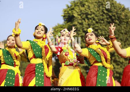 Dhaka, Bangladesch. 14th. Februar 2022. Künstler aus Bangladesch tanzen zur Feier der Pahela Falgun (erster Frühlingstag) in Dhaka, Bangladesch, 14. Februar 2022. In Bangladesch ist Pahela Falgun mit bunten Feierlichkeiten gekennzeichnet und traditionell tragen Frauen gelbe Saris und Männer Panjabi, um diesen Tag zu feiern. Die Feier von Pahela Falgun ist als Bosonto Utsob bekannt. (Foto von Suvra Kanti das/Sipa USA) Quelle: SIPA USA/Alamy Live News Stockfoto