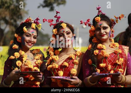 Dhaka, Bangladesch. 14th. Februar 2022. Künstler aus Bangladesch posieren für Fotos während der Feier des Pahela Falgun (Frühlingsfestes) in Dhaka, Bangladesch, am 14. Februar 2022. In Bangladesch ist Pahela Falgun mit bunten Feierlichkeiten gekennzeichnet und traditionell tragen Frauen gelbe Saris und Männer Panjabi, um diesen Tag zu feiern. Die Feier von Pahela Falgun ist als Bosonto Utsob bekannt. (Foto von Suvra Kanti das/Sipa USA) Quelle: SIPA USA/Alamy Live News Stockfoto