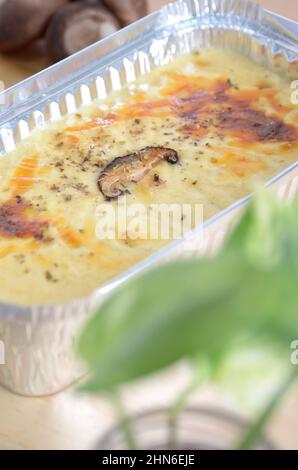 Dulicious Macaroni Chicken Mushroom. Noch heiß, aus dem Ofen Stockfoto
