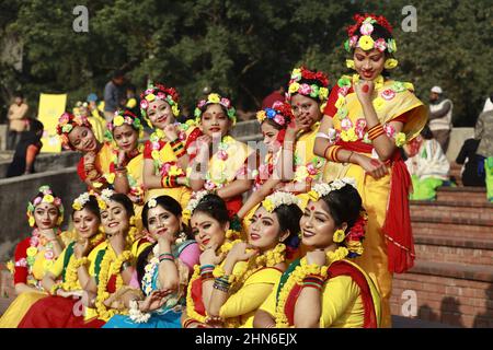 Dhaka, Bangladesch. 14th. Februar 2022. Künstler aus Bangladesch posieren für Fotos während der Feier des Pahela Falgun (Frühlingsfestes) in Dhaka, Bangladesch, am 14. Februar 2022. In Bangladesch ist Pahela Falgun mit bunten Feierlichkeiten gekennzeichnet und traditionell tragen Frauen gelbe Saris und Männer Panjabi, um diesen Tag zu feiern. Die Feier von Pahela Falgun ist als Bosonto Utsob bekannt. (Foto von Suvra Kanti das/Sipa USA) Quelle: SIPA USA/Alamy Live News Stockfoto