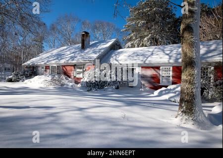 Ein Haus in Cape Cod, Massachusetts, in der Stadt Dennis, wurde von Schnee gesprengt. Stockfoto