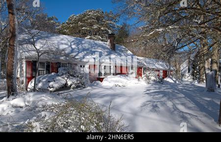 Ein Haus in Cape Cod, Massachusetts, in der Stadt Dennis, wurde von Schnee gesprengt. Stockfoto