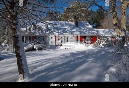 Ein Haus in Cape Cod, Massachusetts, in der Stadt Dennis, wurde von Schnee gesprengt. Stockfoto