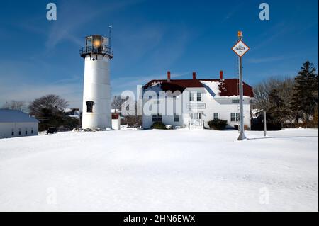 Chatham Light und US Coast Guard Station, gegründet 1808 - heute Turm 1877. Ursprünglich Twin Lights genannt. Ein Turm wurde nach Nauset am Kap C entfernt Stockfoto