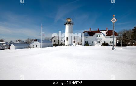 Chatham Light und US Coast Guard Station, gegründet 1808 - heute Turm 1877. Ursprünglich Twin Lights genannt. Ein Turm wurde nach Nauset am Kap C entfernt Stockfoto