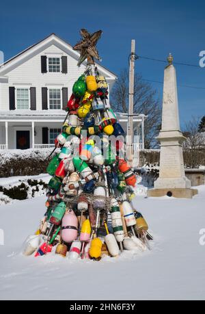 Ein Weihnachtsbaum aus Hummerbojen in Chatham, Massachusetts, USA Stockfoto