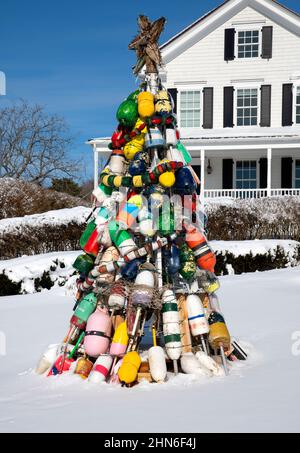 Ein Weihnachtsbaum aus Hummerbojen in Chatham, Massachusetts, USA Stockfoto