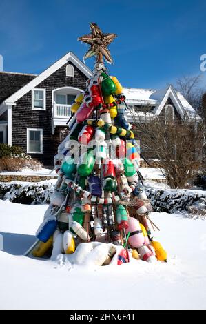 Ein Weihnachtsbaum aus Hummerbojen in Chatham, Massachusetts, USA Stockfoto