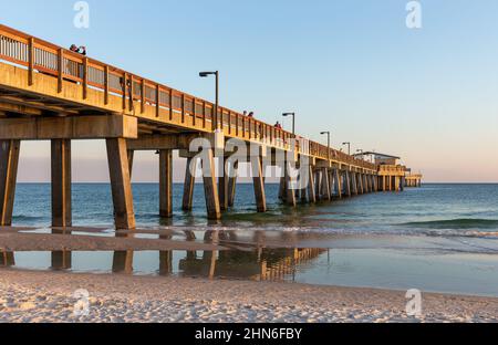 Gulf Shores, AL - 6. März 2021: Der Gulf State Park Pier ist aufgrund seiner malerischen Aussicht und den Angelmöglichkeiten ein beliebtes Ziel. Der Pier war da Stockfoto