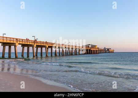 Gulf Shores, AL - 6. März 2021: Der Gulf State Park Pier ist aufgrund seiner malerischen Aussicht und den Angelmöglichkeiten ein beliebtes Ziel. Der Pier war da Stockfoto