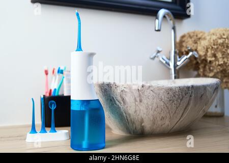 Blue Home Munddusche-Kit im Badezimmer, Waterpik für die Zahnreinigung, tragbare Wasserflosser für die Zahnpflege Stockfoto