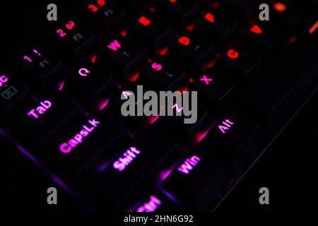 Gaming-Tastatur, Nahaufnahme. Mechanische rgb-Tastatur für Computerspiele auf dunklem Hintergrund Stockfoto