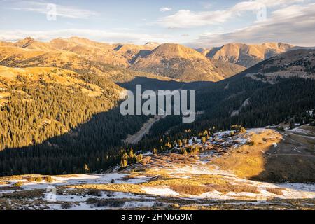 Blick auf die I-70 vom Loveland Pass aus Stockfoto