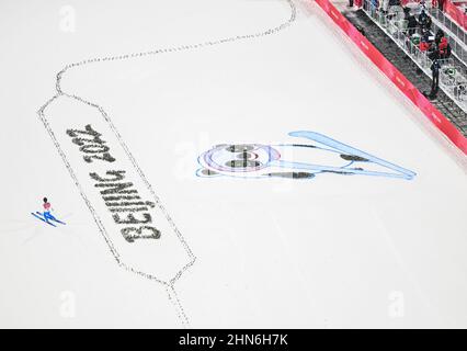 Zhangjiakou, Chinas Provinz Hebei. 14th. Februar 2022. Halvor Egner Granerud aus Norwegen tritt während der Skisprungmannschaft im Nationalen Skisprungzentrum in Zhangjiakou, nordchinesische Provinz Hebei, am 14. Februar 2022 an. Quelle: Zhu Zheng/Xinhua/Alamy Live News Stockfoto