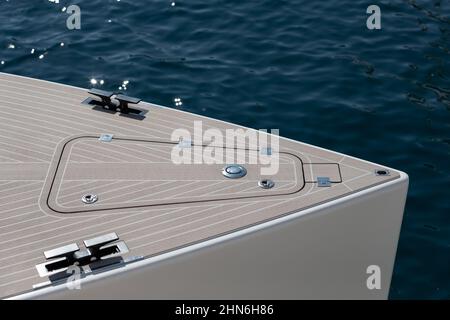 Nahaufnahme des vorderen Teils des Bootes an sonnigen Tagen, Bug des Bootes, Vorgipfel, Haken für ein Kabel, das Holzdeck, weiße Farbe Stockfoto