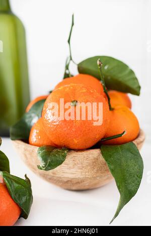 Frische Mandarinen mit den Blättern Stockfoto