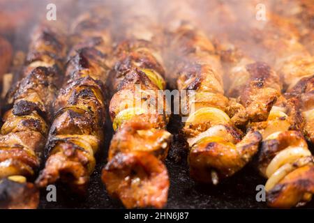 Auf dem Grill zubereitetes frisches Fleisch-Shish-Kebab. Stockfoto