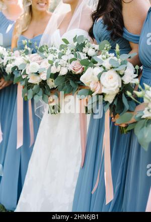 Brautjungfern in Blau mit Brautsträußen am Hochzeitstag Stockfoto