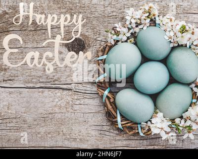 Schild mit der Inschrift Wir sind zu Ostern geschlossen. Ostereier mit bunten Farben bemalt. Nahaufnahme, drinnen, keine Leute. Herzlichen Glückwunsch Stockfoto