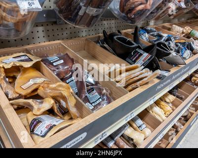 Woodinville, WA USA - ca. Februar 2022: Angewinkelter, selektiver Fokus von getrockneten Hörnern, Hufen und Ohren im Hundegang bei Petsmart. Stockfoto