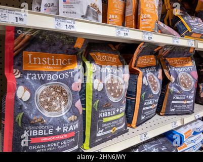 Woodinville, WA USA - ca. Februar 2022: Schräg, selektiver Fokus von Katzenfutter der Marke Instinct in einem Petsmart-Laden. Stockfoto