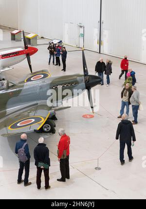 IWM Duxford UK - Menschen, die Spitfires im Duxford Air Museum, Cambridgeshire England, Großbritannien, betrachten Stockfoto