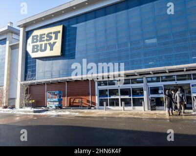 Bellevue, WA USA - ca. Dezember 2021: Blick auf die Außenfassade eines Best Buy Elektronikladens in der Innenstadt an einem sonnigen Tag Stockfoto