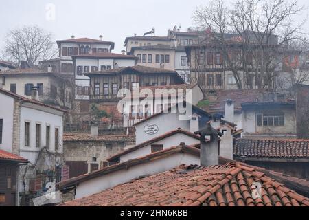 01.01.2022. Safranbolu, Karabuk, Türkei. Dach der alten Stil Häuser, Ottomanen Stil Häuser und roten Ziegeldach im Winter. Rauch in Kaminen niedrigen Winkel Stockfoto