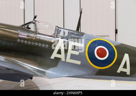 Spitfire Flugzeug Karosserie Lackierung und Tarnung; mit RAF-Zeichen Typ C1 Rundel, und deutsches Flugzeug 'tötet' auf einem Spitfire MkVb, EP120 'City of Winnipeg' Stockfoto