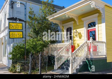 NEW ORLEANS, LA, USA - 8. FEBRUAR 2022: Bistro Daisy Restaurant in der Magazine Street Stockfoto