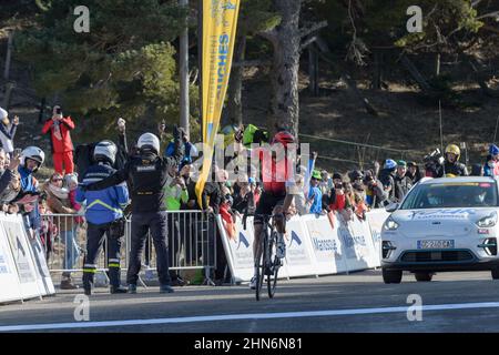 Saint Etienne Les Orgues, Frankreich. 13th. Februar 2022. Nairo Quintana (Team ARKEA Samsic) auf der Ziellinie der Tour de la Provence 2022 gesehen.Kolumbianer Nairo Quintana (Team ARKEA Samsic) die Gesamtwertung des Rennens vor Julian Alaphilipe (Team Quick-Step) auf Platz 7th der Etappe und Mattias Skjelmose Jensen (Team Trek Segafredo) Platz 2nd der Bühne. (Foto: Laurent Coust/SOPA Images/Sipa USA) Quelle: SIPA USA/Alamy Live News Stockfoto