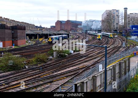 Ebury Bridge Deport mit Blick auf Battersea Power Station. Stockfoto