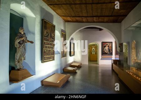 Varna, Italien - 18. September 2020: Renaissance-Skulpturen und Gemälde in der Halle in der Nähe der Bibliothek der Abtei von Novacella Stockfoto