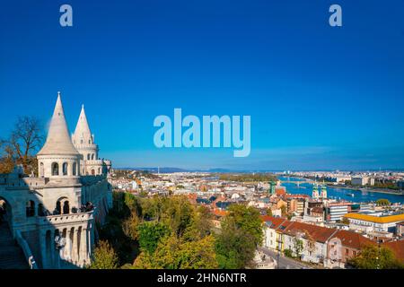 Fischerbastei, budapest, ungarn. Schöne Aussicht auf die Architektur europas. Donau. Budapest, ungarn - 20. oktober 2019 Stockfoto