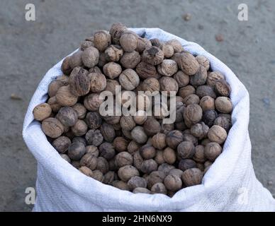 Walnuss trockene Früchte in einem Sack Stockfoto