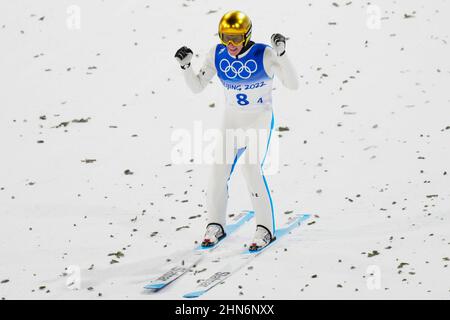 Zhangjiakou, Chinas Provinz Hebei. 14th. Februar 2022. Peter Prevc aus Slowenien reagiert während der Finalrunde des Skisprungteams im Nationalen Skisprungzentrum in Zhangjiakou, nordchinesische Provinz Hebei, am 14. Februar 2022. Quelle: Zhu Zheng/Xinhua/Alamy Live News Stockfoto