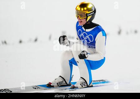 Zhangjiakou, Chinas Provinz Hebei. 14th. Februar 2022. Peter Prevc aus Slowenien reagiert während der Finalrunde des Skisprungteams im Nationalen Skisprungzentrum in Zhangjiakou, nordchinesische Provinz Hebei, am 14. Februar 2022. Quelle: Zhu Zheng/Xinhua/Alamy Live News Stockfoto