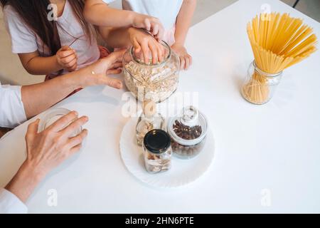 Großmutter und Enkelin kochen in der Küche. Stockfoto