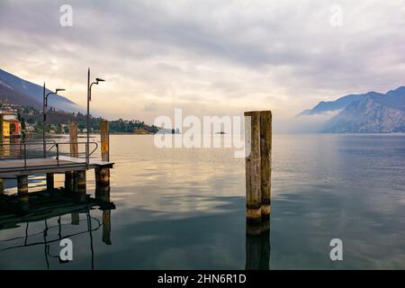 Winter am Gardasee, gesehen von Malcesine in der Provinz Verona, Venetien, Nordostitalien Stockfoto