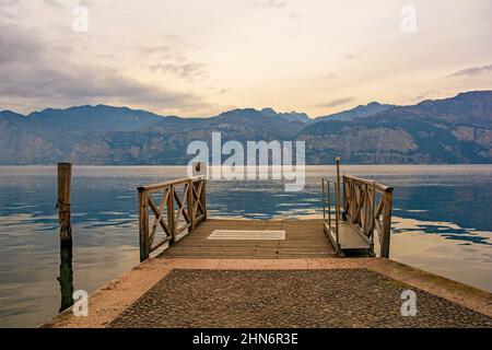 Winter am Gardasee, gesehen von Malcesine in der Provinz Verona, Venetien, Nordostitalien Stockfoto