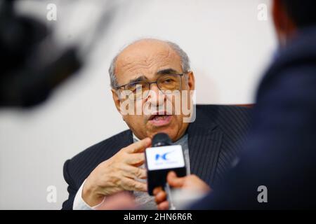 Kairo, Ägypten. 8th. Februar 2022. Mostafa El-Feki, Direktor der neuen Bibliotheca Alexandrina, spricht am 8. Februar 2022 in einem Interview mit Xinhua in Alexandria, Ägypten. Bibliotheca Alexandrina, eine riesige, einzigartige Bibliothek und kulturelles Symbol der ägyptischen Küstenstadt Alexandria, die vor etwa 2.300 Jahren von König Alexander dem Großen gegründet wurde, verfügt über ein scheibenförmiges Äußeres und 11 Innenebenen, die alle unter einem glitzernden, kippbaren Dach stehen. Ägyptens Bibliotheca Alexandrina überbrückt die antike, moderne Zeit der Stadt. Quelle: Ahmed Gomaa/Xinhua/Alamy Live News Stockfoto