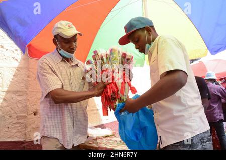 Nairobi, Kenia. 14th. Februar 2022. Während des Valentinstags werden Verkäufer in der Innenstadt von Nairobi gesehen, wie sie Blumen packten. Kredit: SOPA Images Limited/Alamy Live Nachrichten Stockfoto