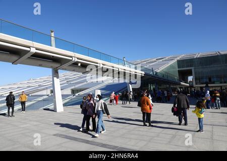 Kairo, Ägypten. 8th. Februar 2022. Menschen besuchen die Bibliotheca Alexandrina in Alexandria, Ägypten, 8. Februar 2022. Bibliotheca Alexandrina, eine riesige, einzigartige Bibliothek und kulturelles Symbol der ägyptischen Küstenstadt Alexandria, die vor etwa 2.300 Jahren von König Alexander dem Großen gegründet wurde, verfügt über ein scheibenförmiges Äußeres und 11 Innenebenen, die alle unter einem glitzernden, kippbaren Dach stehen. Ägyptens Bibliotheca Alexandrina überbrückt die antike, moderne Zeit der Stadt. Quelle: Ahmed Gomaa/Xinhua/Alamy Live News Stockfoto