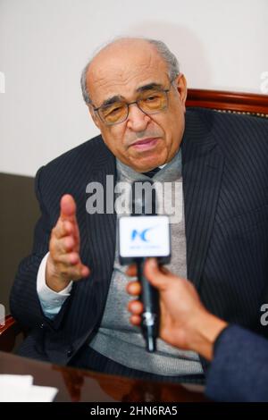 Kairo, Ägypten. 8th. Februar 2022. Mostafa El-Feki, Direktor der neuen Bibliotheca Alexandrina, spricht am 8. Februar 2022 in einem Interview mit Xinhua in Alexandria, Ägypten. Bibliotheca Alexandrina, eine riesige, einzigartige Bibliothek und kulturelles Symbol der ägyptischen Küstenstadt Alexandria, die vor etwa 2.300 Jahren von König Alexander dem Großen gegründet wurde, verfügt über ein scheibenförmiges Äußeres und 11 Innenebenen, die alle unter einem glitzernden, kippbaren Dach stehen. Ägyptens Bibliotheca Alexandrina überbrückt die antike, moderne Zeit der Stadt. Quelle: Ahmed Gomaa/Xinhua/Alamy Live News Stockfoto